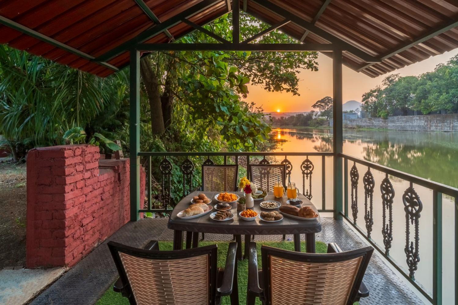 Vintage Estate - Lakeside Allure With Vintage Decor,A Plunge Pool & A Lawn Featuring A Charming Gazebo كارجات المظهر الخارجي الصورة