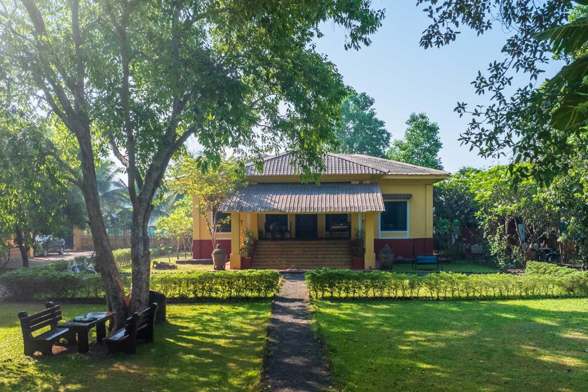 Vintage Estate - Lakeside Allure With Vintage Decor,A Plunge Pool & A Lawn Featuring A Charming Gazebo كارجات المظهر الخارجي الصورة